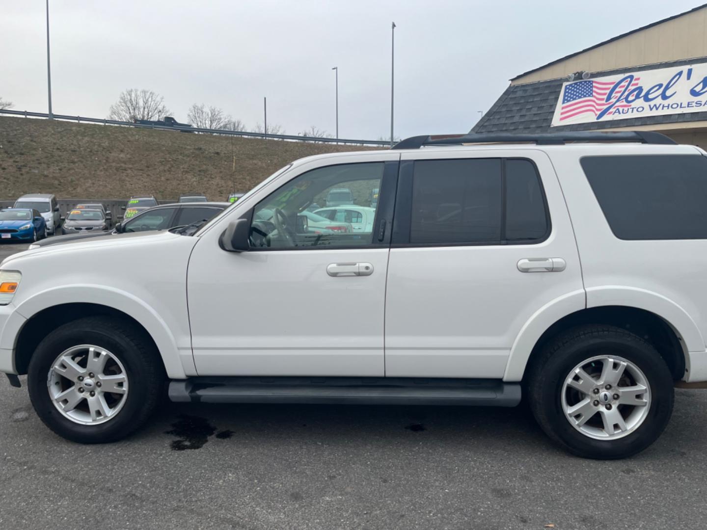 2009 WHITE Ford Explorer (1FMEU73E79U) with an 4.0 V6 engine, Automatic transmission, located at 5700 Curlew Drive, Norfolk, VA, 23502, (757) 455-6330, 36.841885, -76.209412 - Photo#4